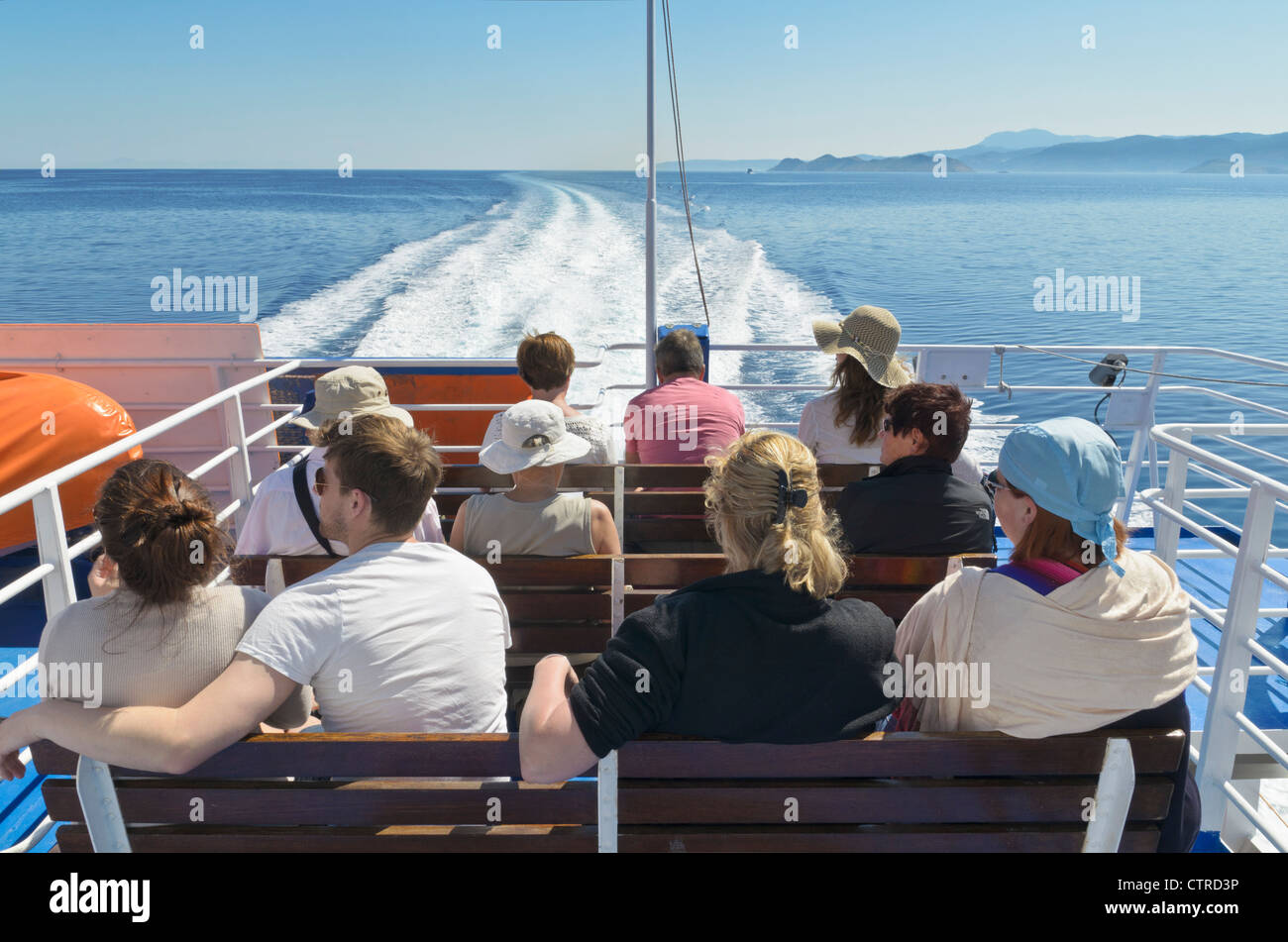 Menschen sitzen auf einer Fähre in der Nähe der Dodekanes Insel Halki, Griechenland Stockfoto