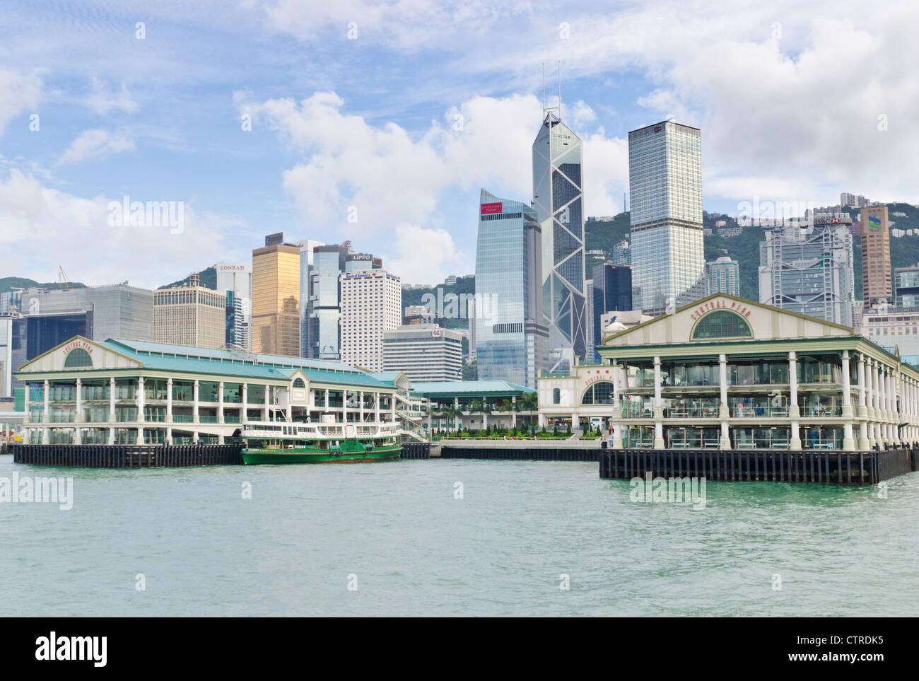 Skyline von Hong Kong Island und Star Ferry Pier, Central, Hong Kong Stockfoto