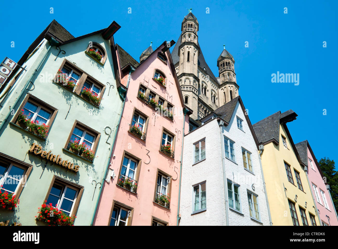 Historische bunte alte Gebäude am Fischmarkt in der Altstadt oder Altstadt in Köln Stockfoto
