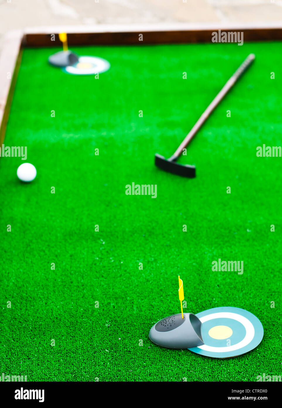 Minigolf-Feld mit Ball und Golf club Stockfoto