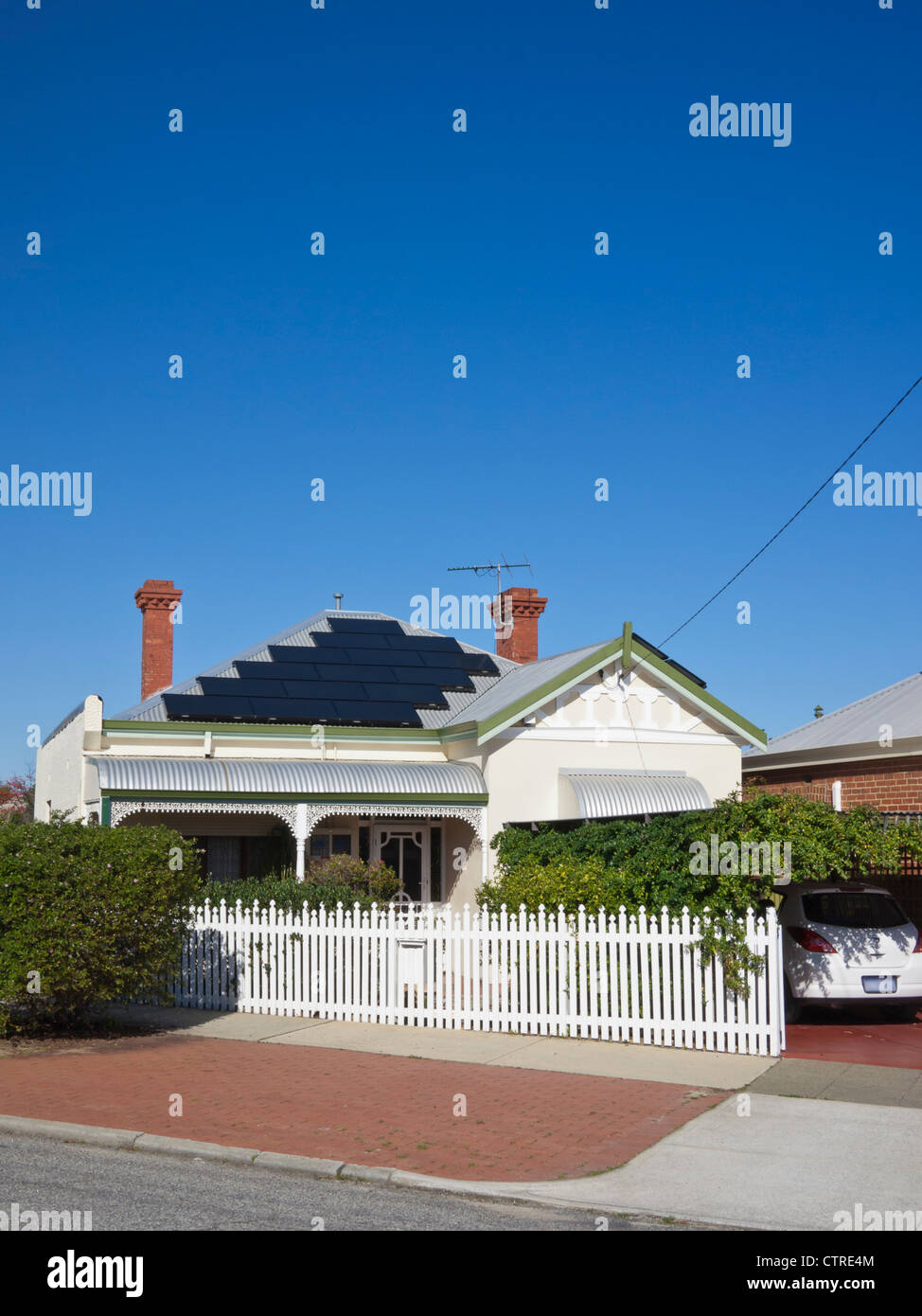 Sonnenkollektoren auf dem Dach eines alten Hauses in Australien Stockfoto