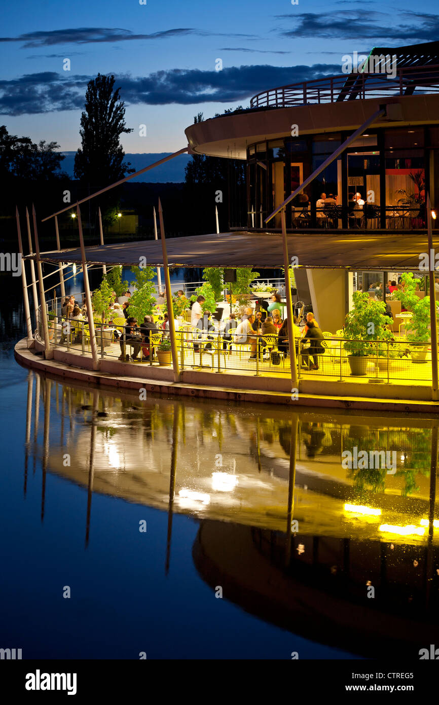 Bei Nacht in Vichy, die Terrasse des Restaurant Rotonde am rechten Ufer des Allier-Sees (Frankreich). Stockfoto