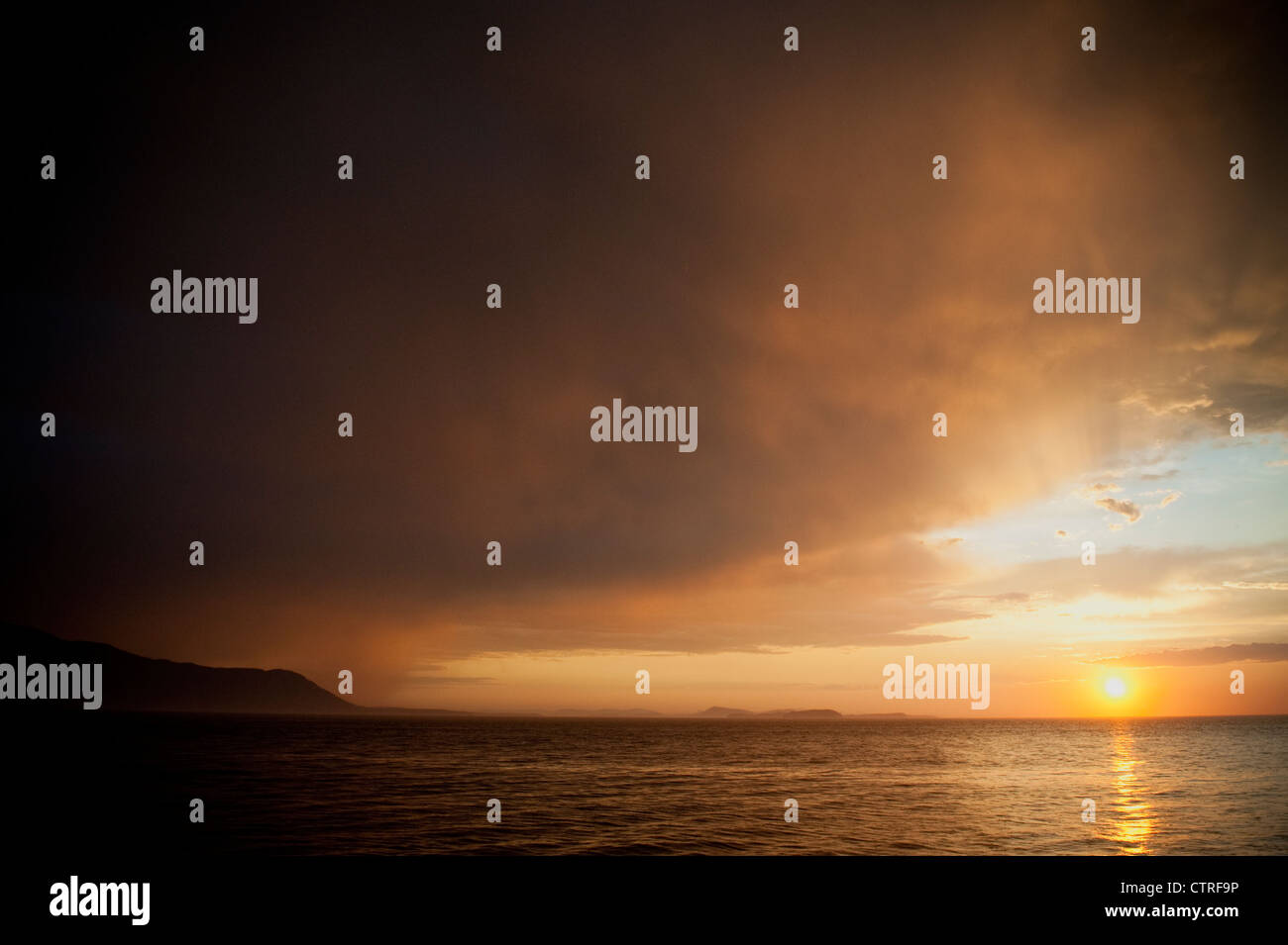 Sturm Wolken über Orcas Island, Washington, Blitz und Donner zum Bereich während eines dramatischen Sonnenuntergangs zu bringen. Stockfoto