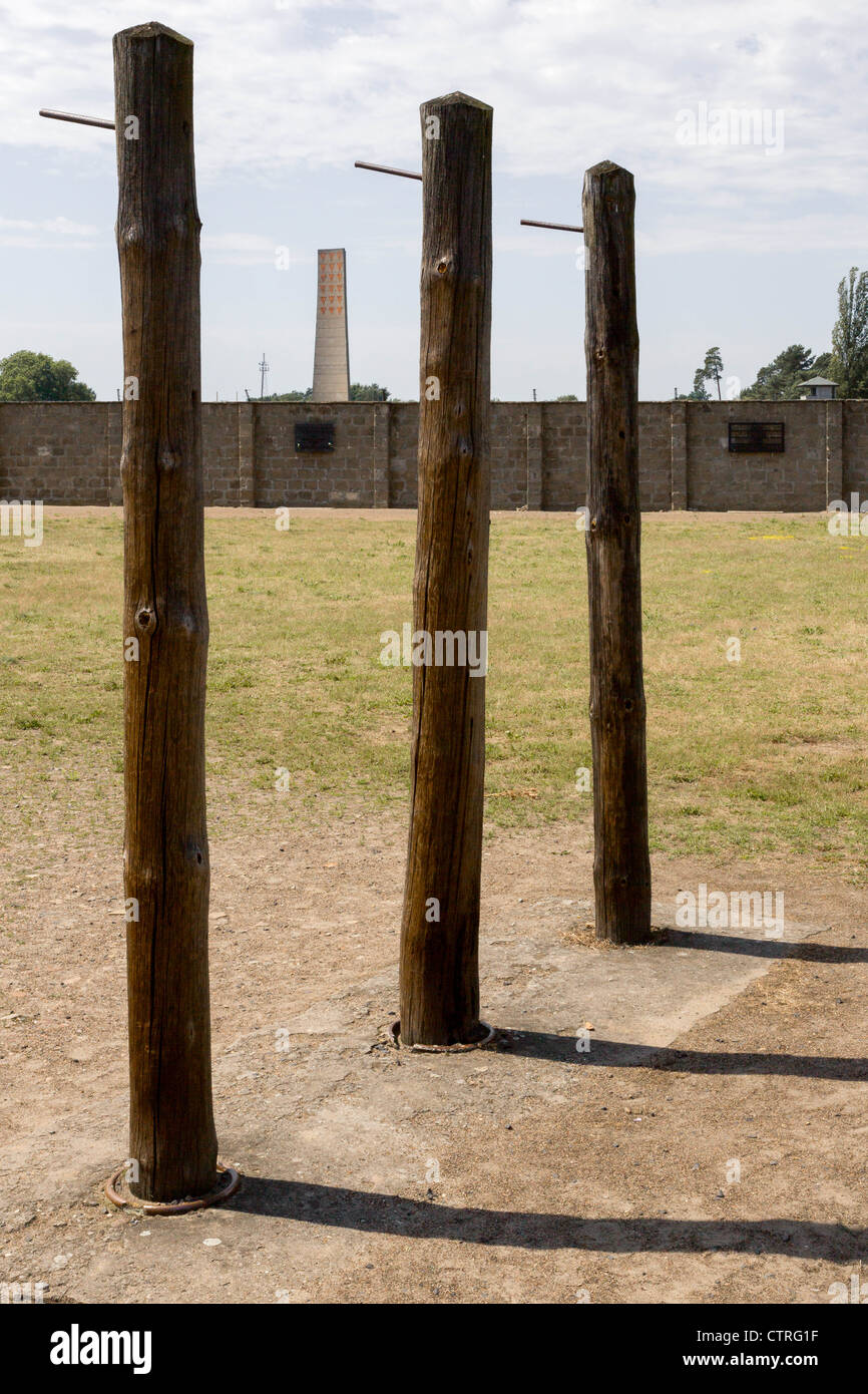 Sachsenhausen Konzentration Lager Erinnerungsmuseum - Beiträge zur Strappado Folter mit sowjetischen Befreiung Memorial hinten Stockfoto