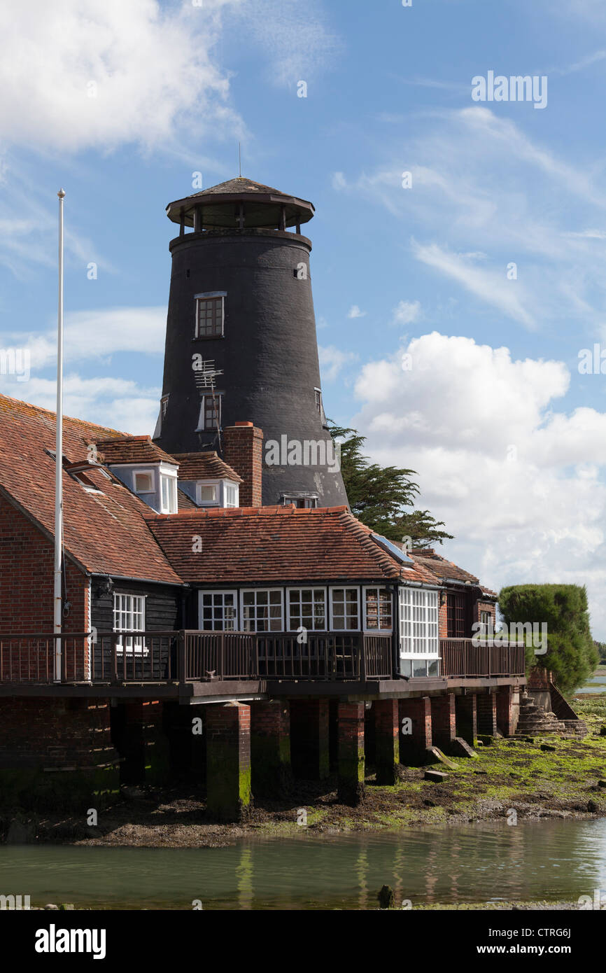 Langston Mühle in der Nähe von Havant an den niedrigen Gezeiten, einer einst verfallene Mühle jetzt in Wohnraum umgewandelt Stockfoto