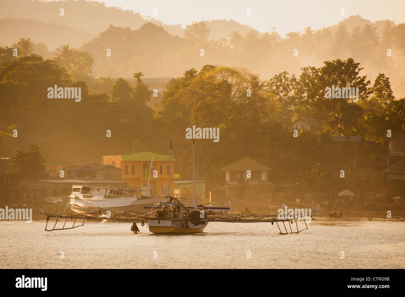 Der geschäftige Hafen von Labuan Bajo auf der indonesischen Insel Flores ist der Ort für die Besucher zur Insel Komodo. Stockfoto
