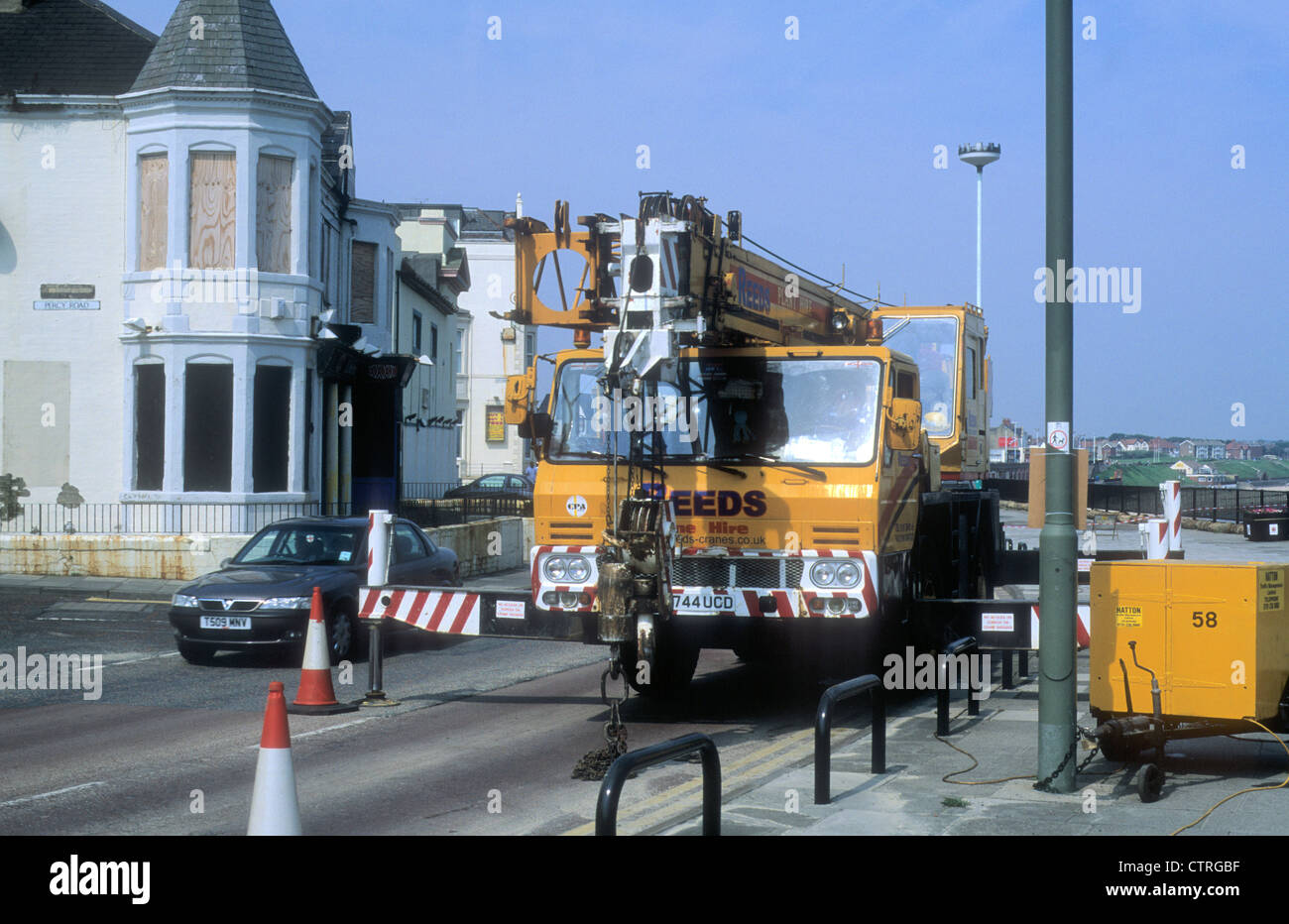 Mobilkran, mit Stabilisatoren erweitertem auf Wartungsarbeiten auf einer Straße im Norden von England. Stockfoto