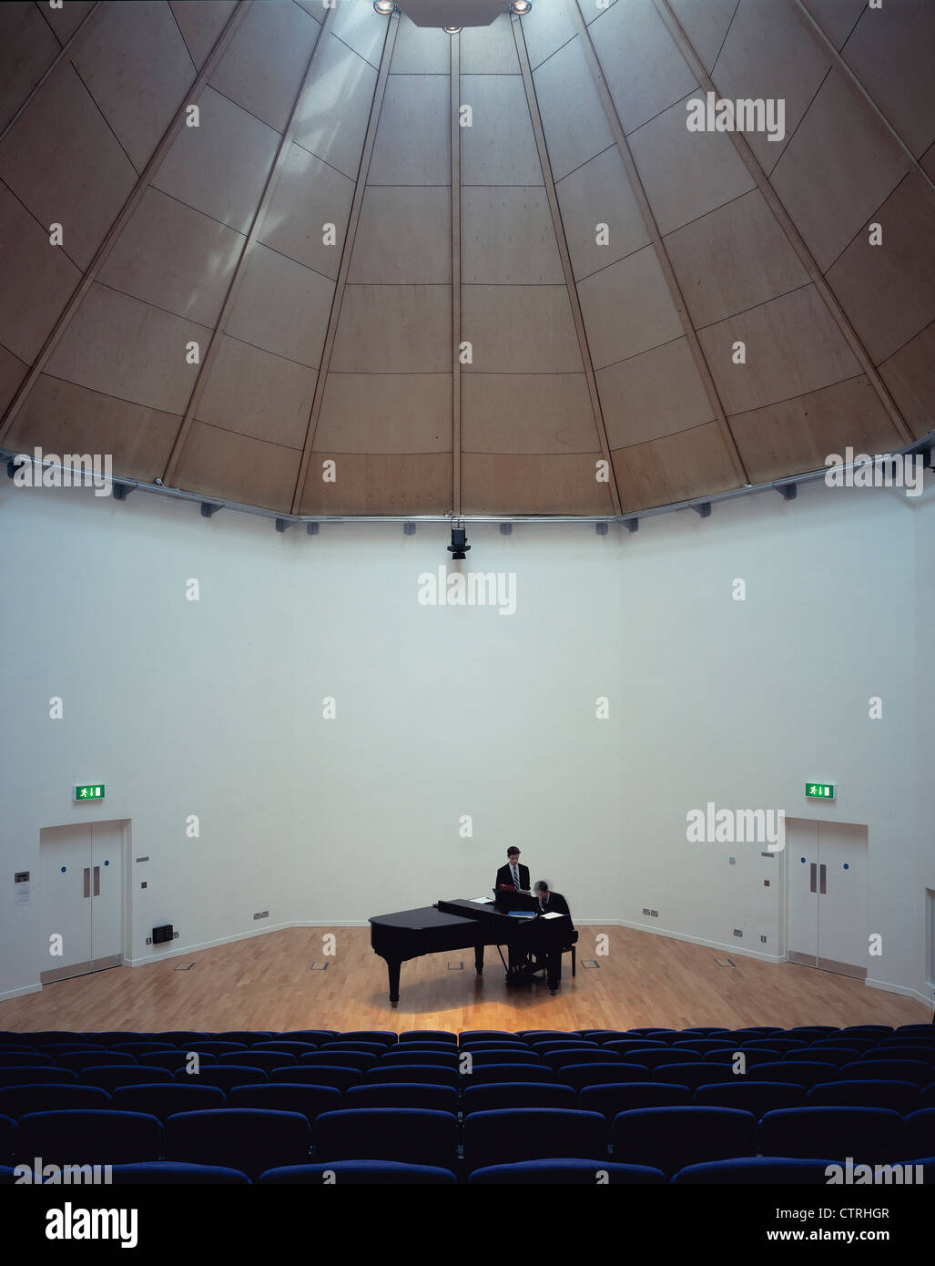 Auditorium und Musikschule insgesamt Innenansicht des Auditoriums (Student am Klavier) Stockfoto