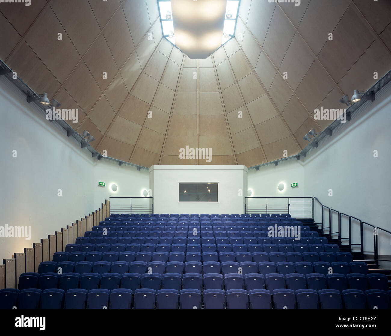 Auditorium und Musikschule insgesamt Innenansicht des Auditoriums (Sitzplätze erweitert) Stockfoto