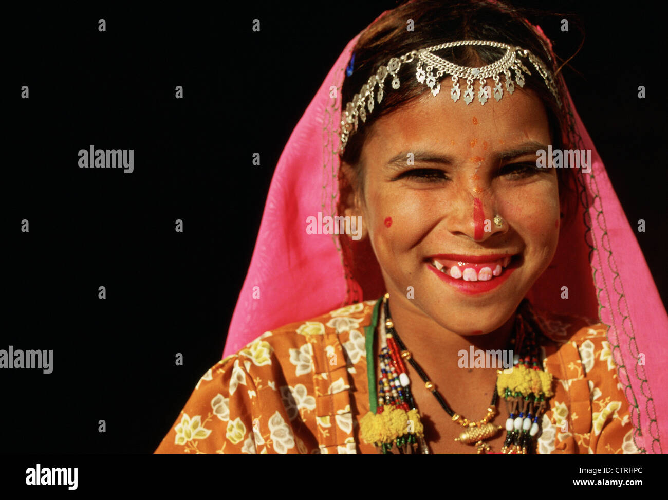 Eine traditionell hinduistische Mädchen lacht. Foto zum Zeitpunkt des hinduistischen Festivals von Diwali (Indien) Stockfoto