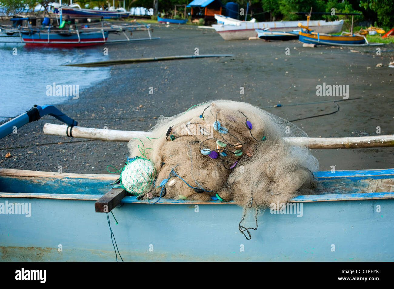 Balinesischen Fischerbooten genannt Jukung werden tagsüber an Land gezogen und sind eine traditionelle Methode des Fischens. Stockfoto