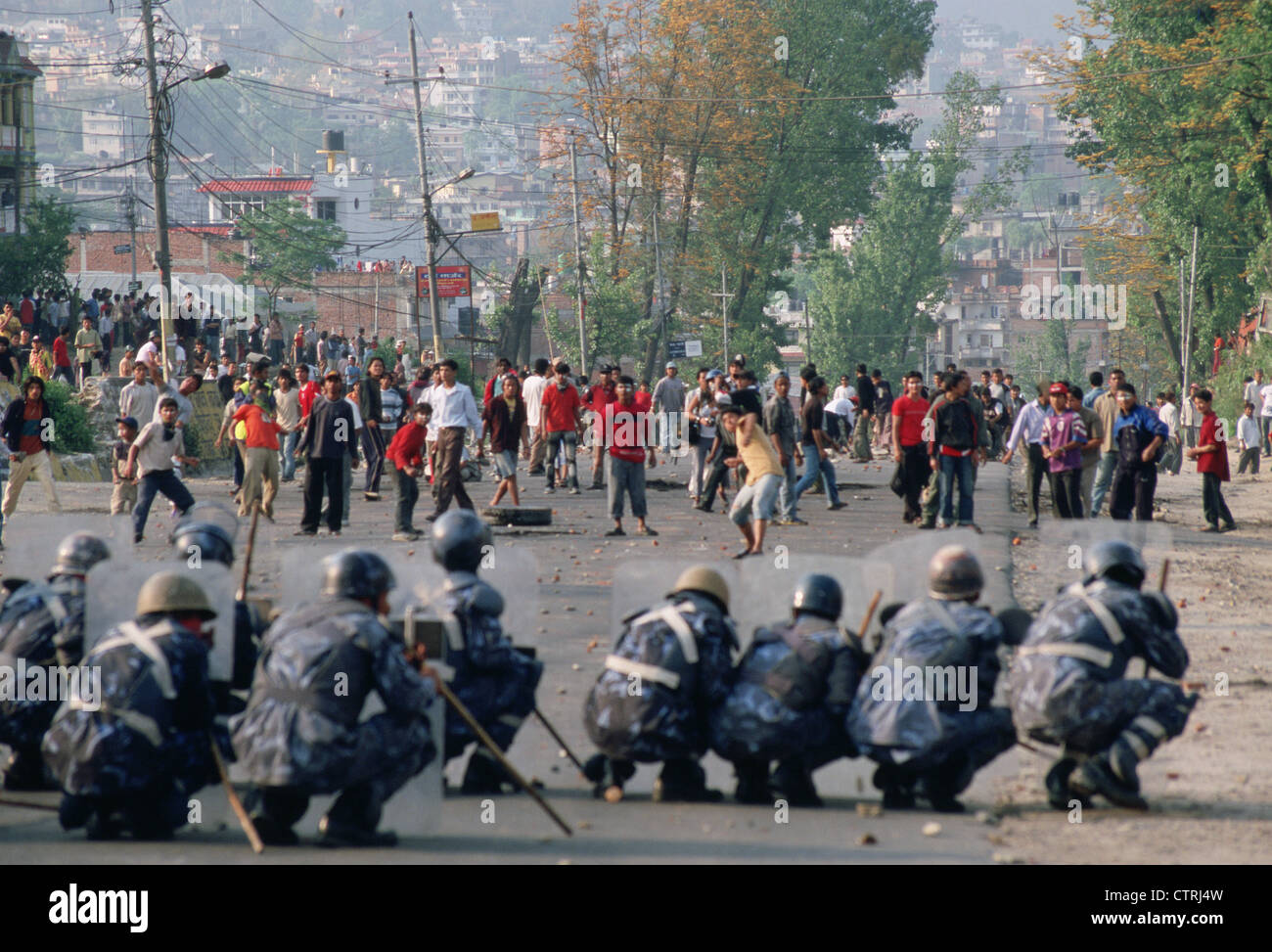 Randalierer kämpfen gegen Polizisten für mehr Demokratie (Nepal) Stockfoto