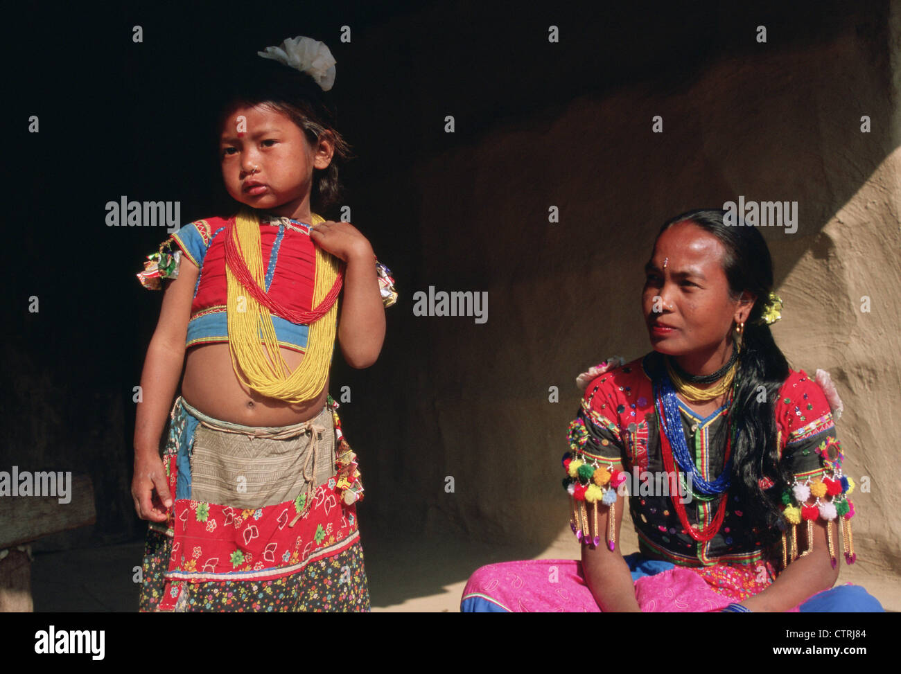 Mutter und Tochter traditionell gekleidet. Sie gehören zum Stamm Tharu (Nepal) Stockfoto