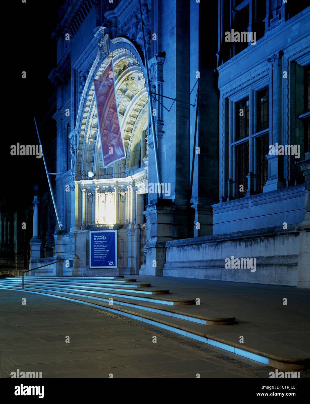 Victoria und Albert Museum Haupteingang Stufen insgesamt Nacht Stockfoto