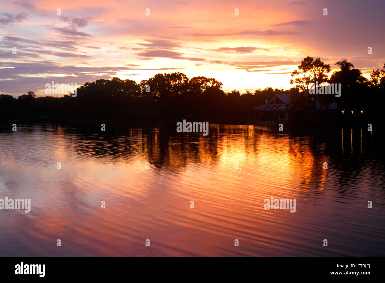 Florida Lee County, Bonita Springs, See, Wasser, Reflexion, Sonnenuntergang, Besucher Reise Reise Reise Tourismus Wahrzeichen Kultur Kultur Kultur, vaca Stockfoto