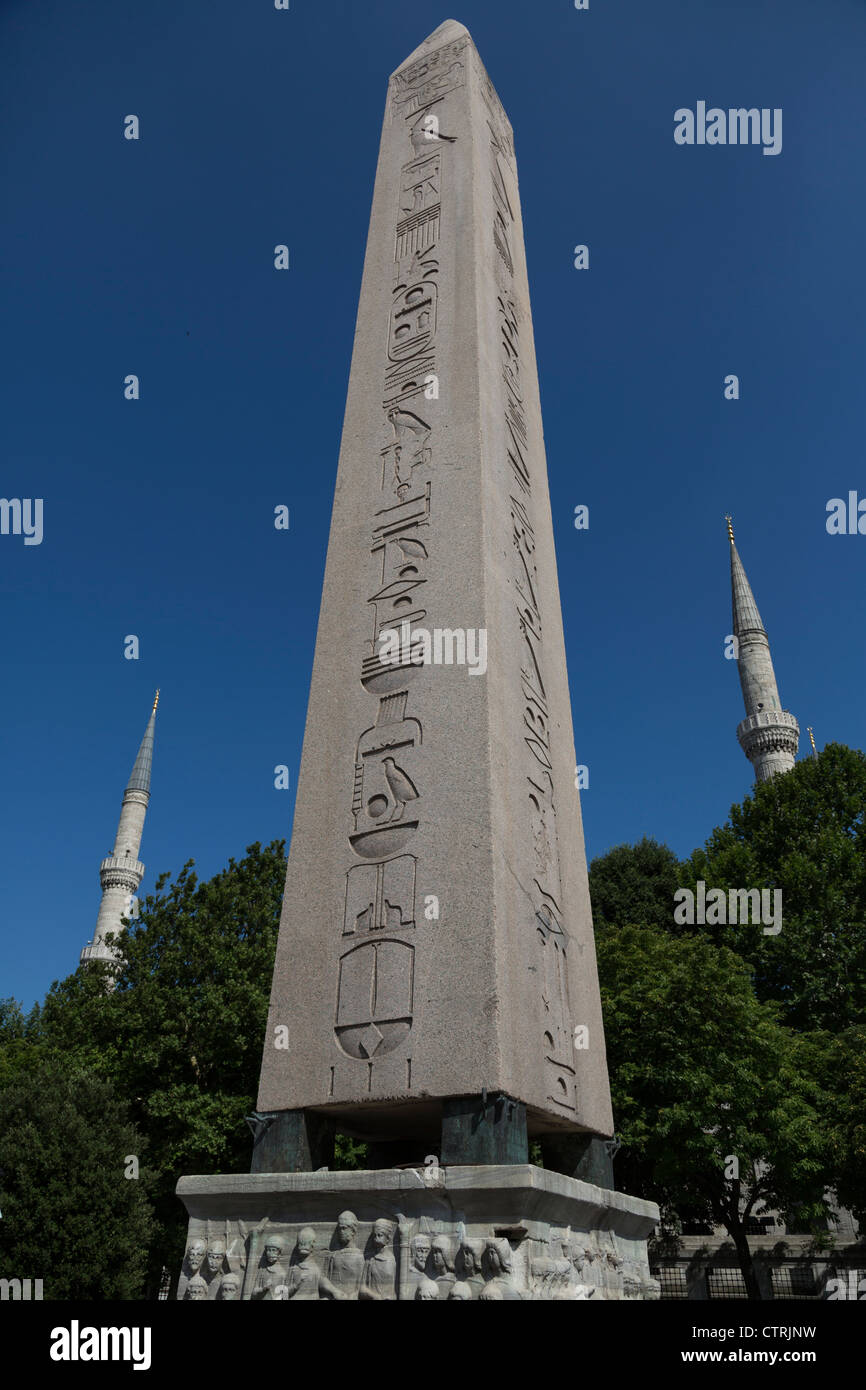 Obelisk des Theodosius und Minarette und Kuppel der blauen Moschee, Hippodrom, Istanbul, Türkei Stockfoto