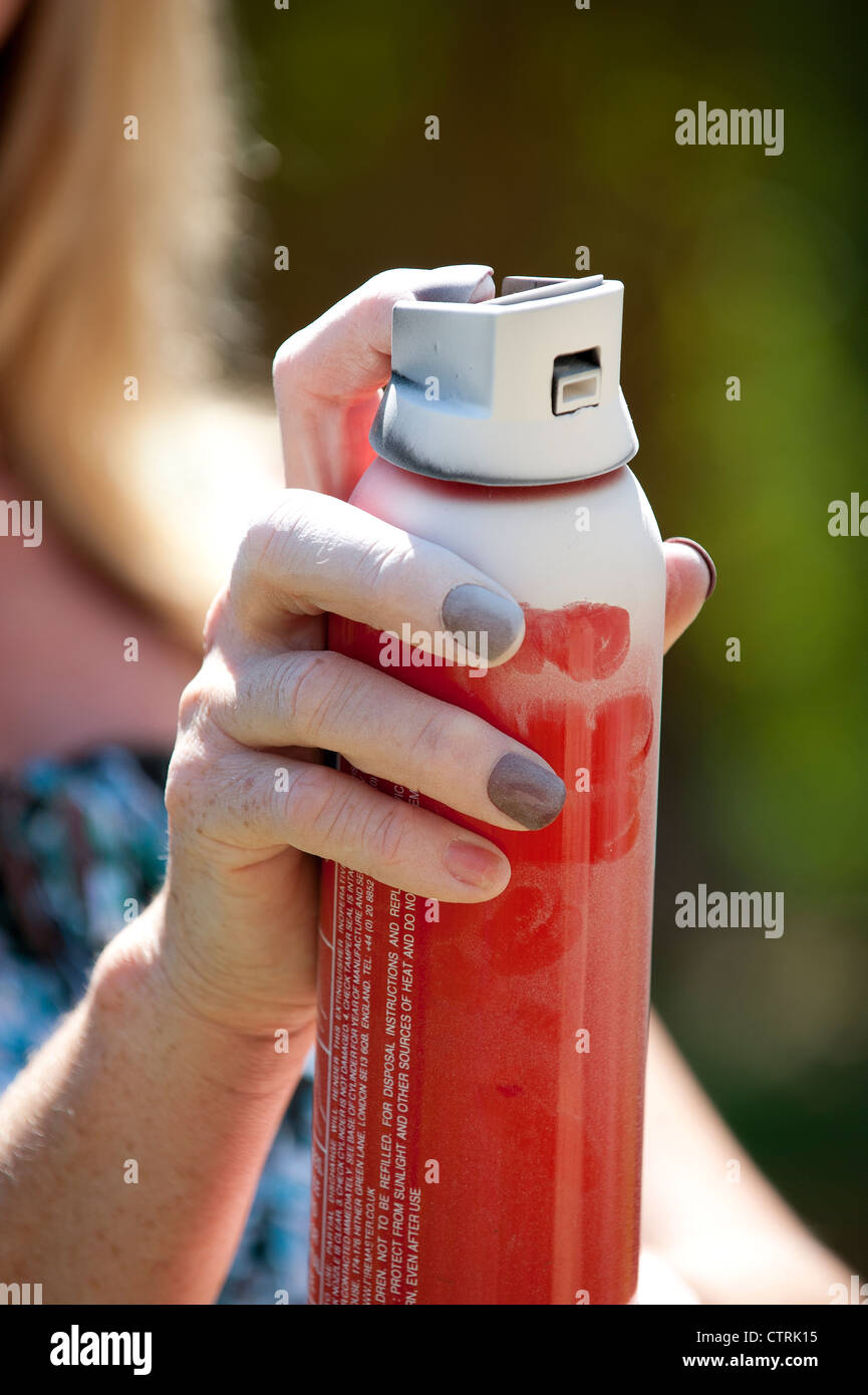 Frau hält einen trockenes Pulver-Feuerlöscher, entladen wurde Stockfoto