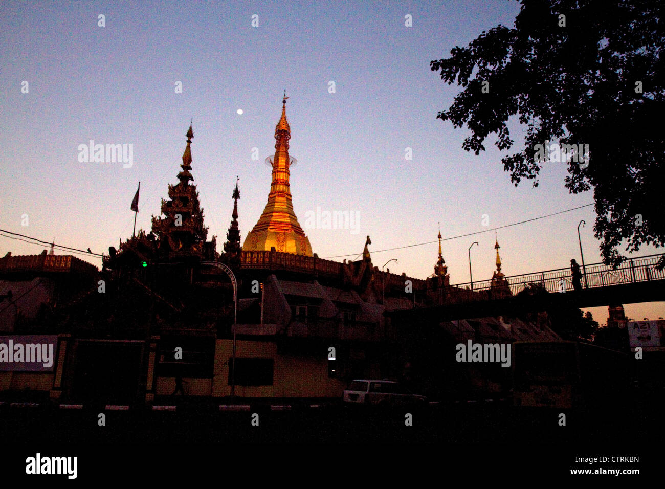 Sule Paya befindet sich im Herzen der Innenstadt (Rangoon) Yangon, Myanmar (Burma). Stockfoto