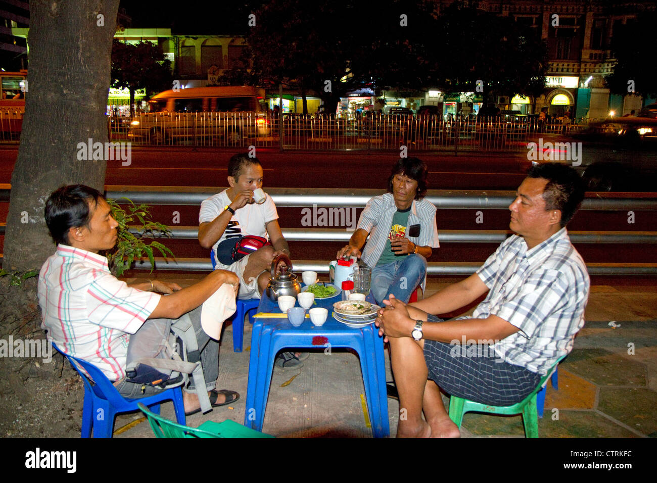 Birmanische Menschen Essen und trinken im Freien in der Nähe der Sule Paya befindet sich im Herzen der Innenstadt (Rangoon) Yangon, Myanmar (Burma). Stockfoto