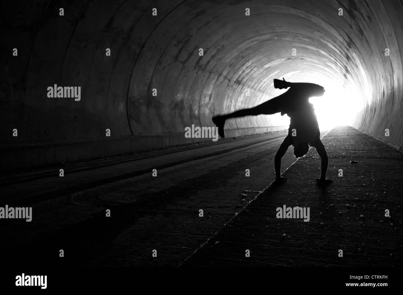 Breakdance im tunnel Stockfoto