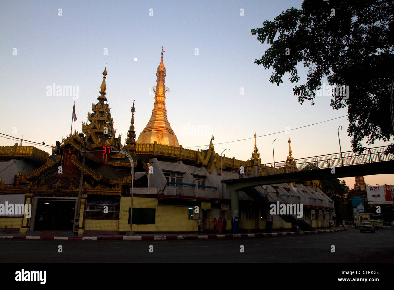 Sule Paya befindet sich im Herzen der Innenstadt (Rangoon) Yangon, Myanmar (Burma). Stockfoto