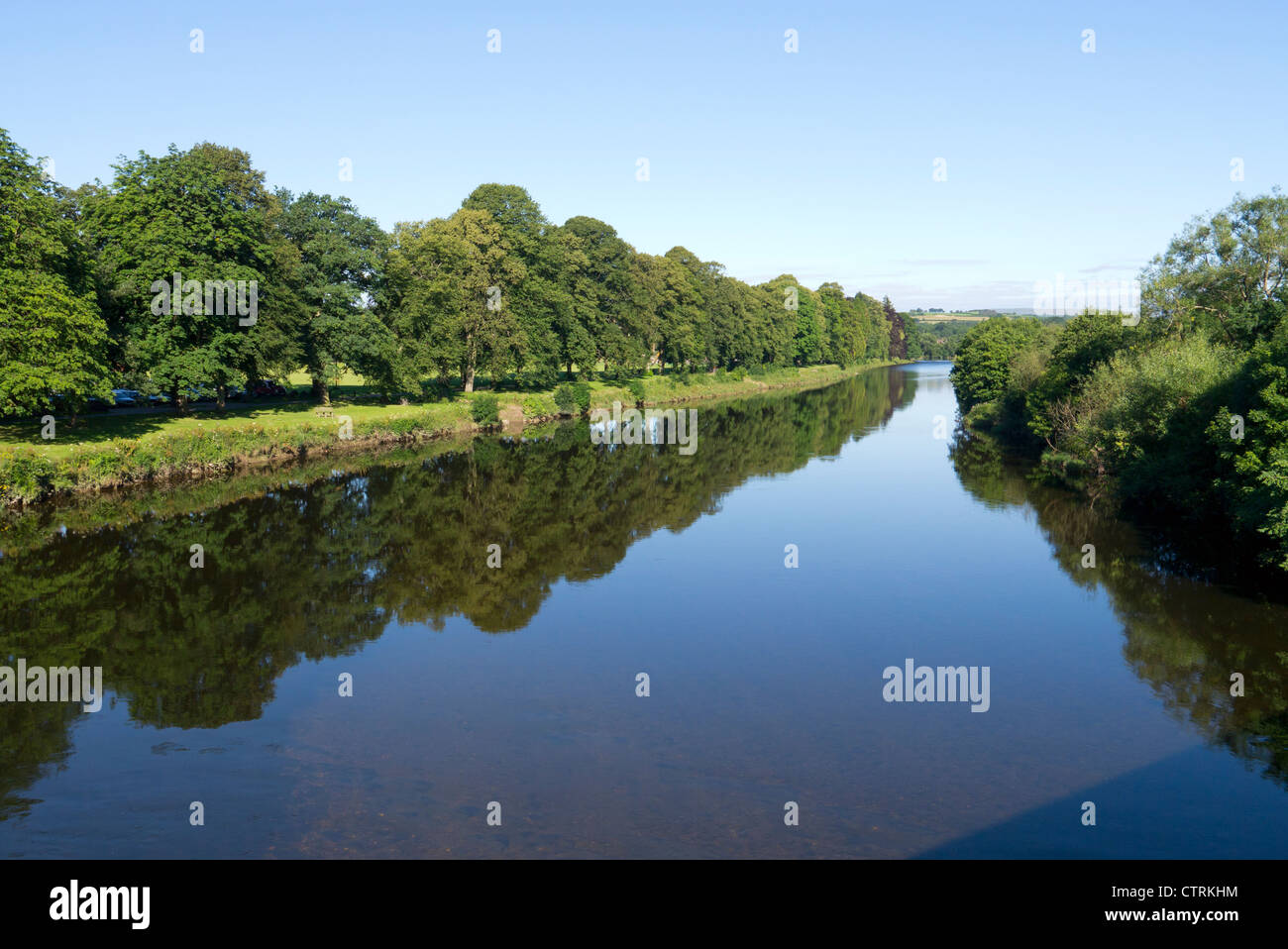 Reflexionen über den Fluss Wye, Builth Wells-Brücke in Richtung der Groe aus. Stockfoto