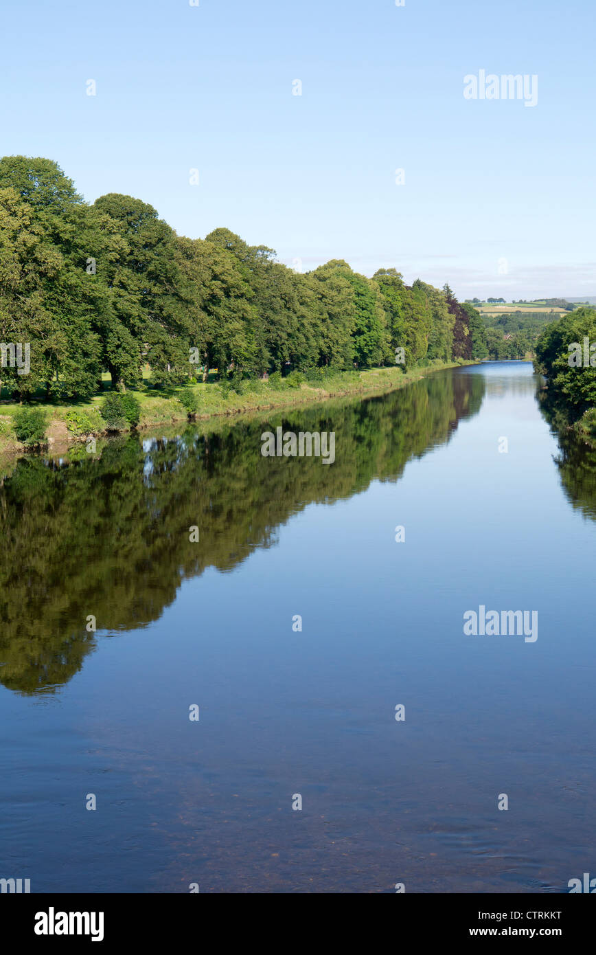 Reflexionen über den Fluss Wye, Builth Wells-Brücke in Richtung der Groe aus. Stockfoto