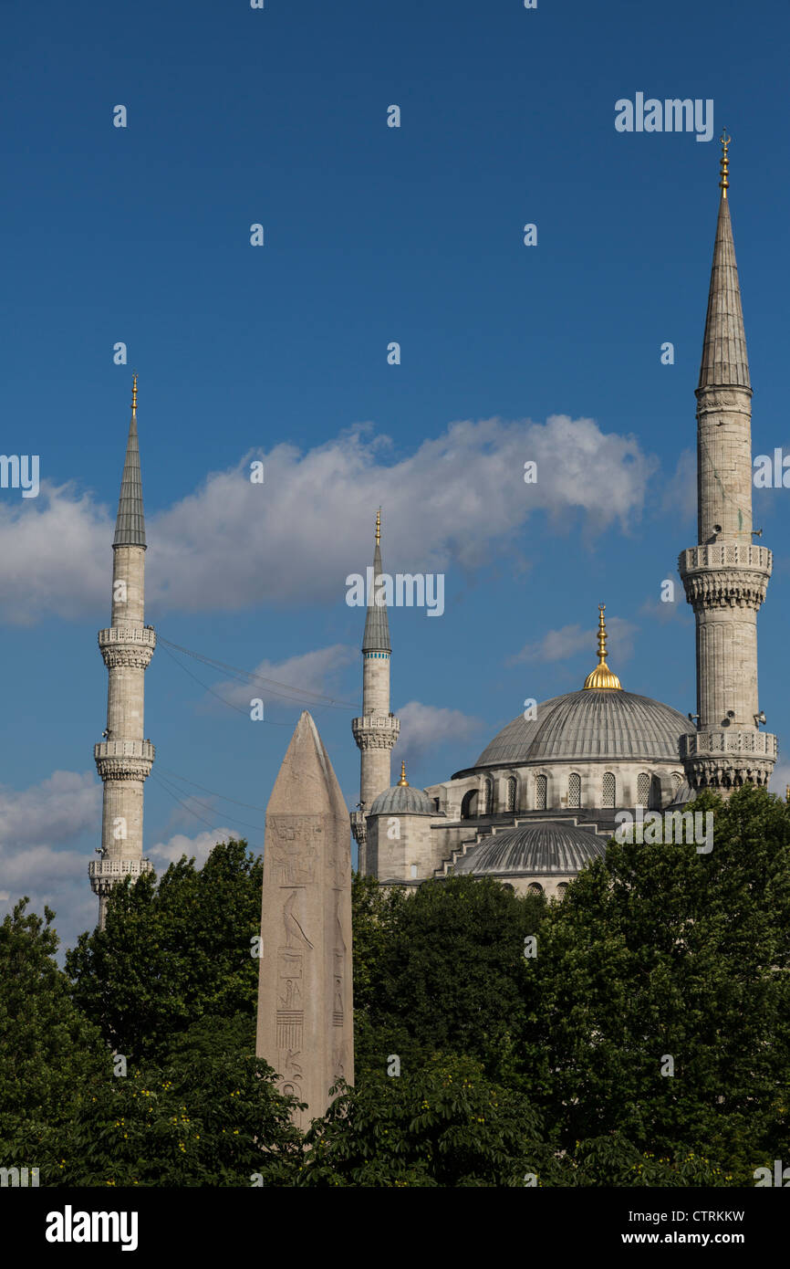 Obelisk des Theodosius und Minarette und Kuppel der blauen Moschee, Hippodrom, Istanbul, Türkei Stockfoto