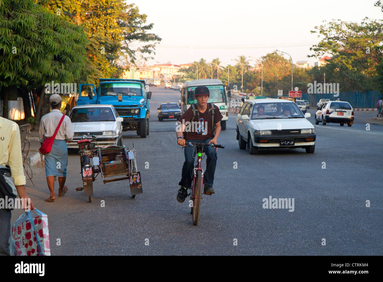 Straßenszene in Yangon (Rangoon), Myanmar (Burma). Stockfoto