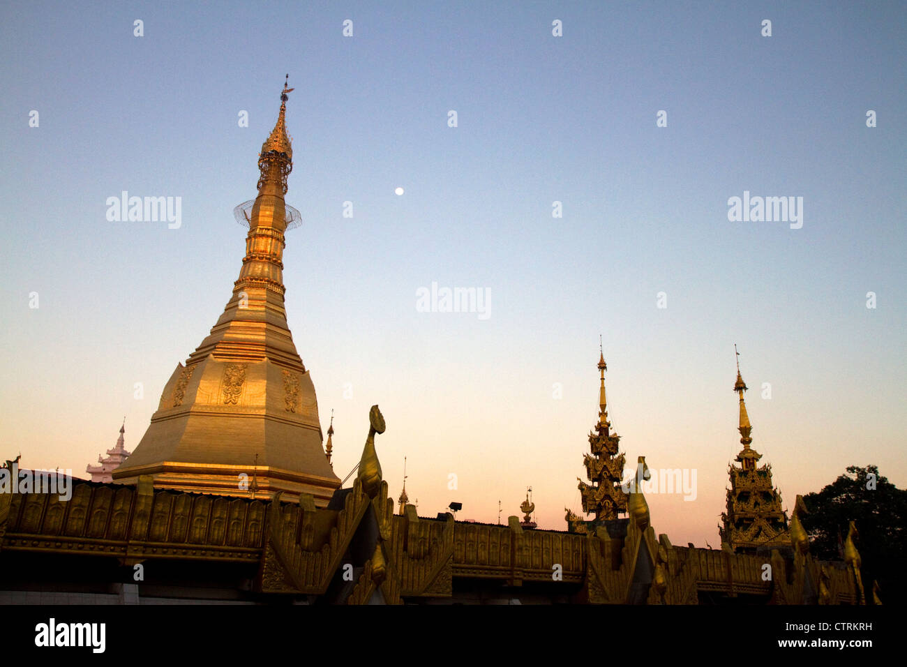 Sule Paya befindet sich im Herzen der Innenstadt (Rangoon) Yangon, Myanmar (Burma). Stockfoto