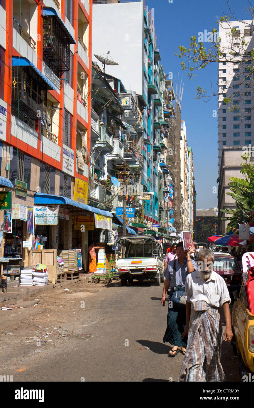 Straßenbild und Fußgänger in zentralen Yangon (Rangoon), Myanmar (Burma). Stockfoto
