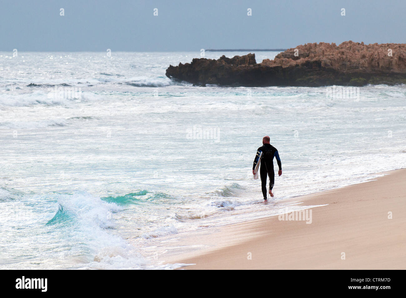 Ein Surfer Trigg Strand entlang in Western Australia Stockfoto