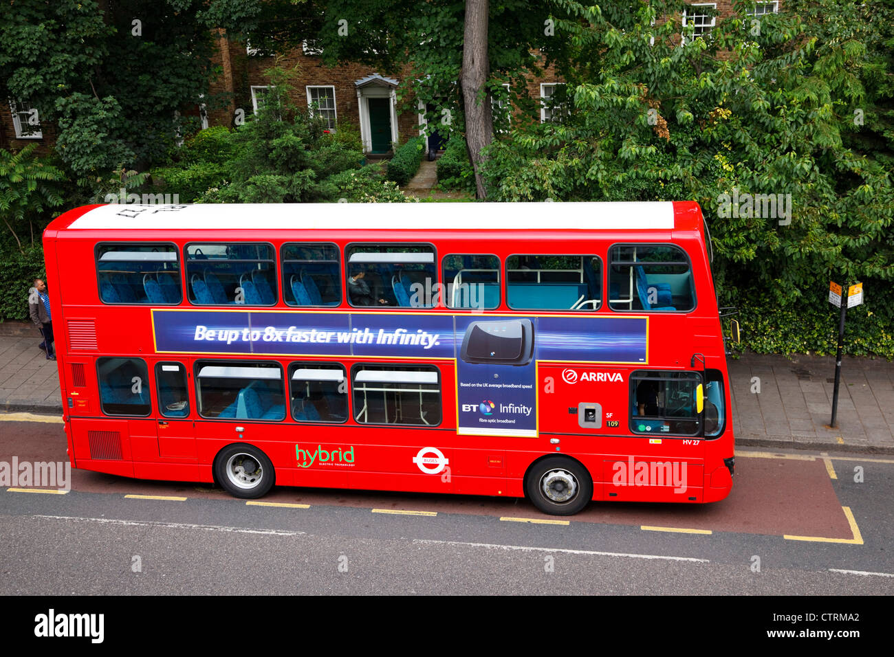 Diesel - elektrische Hybrid-Bus von Transport for London an einer Bushaltestelle in Islington, Nordlondon Stockfoto