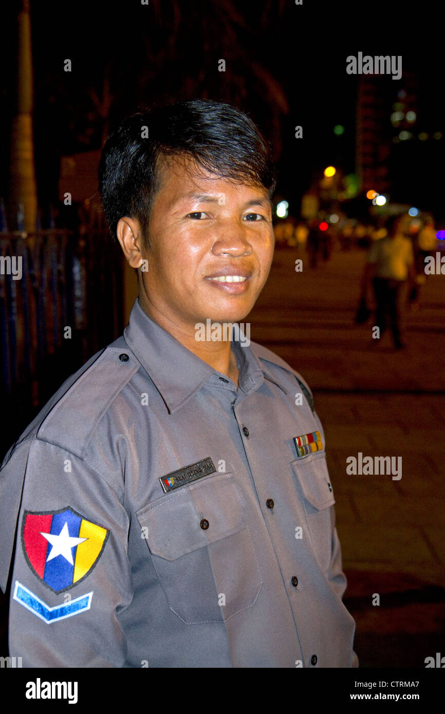 Burmesische Polizist in Yangon (Rangoon), Myanmar (Burma). Stockfoto