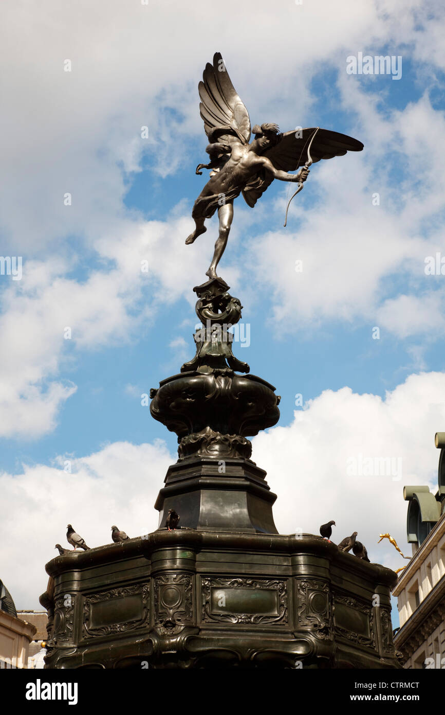 Die berühmte Statue des Eros in Londons Piccadilli Zirkus. Modelliert von Alfred Gilbert als dem griechischen Gott "Anteros". Stockfoto