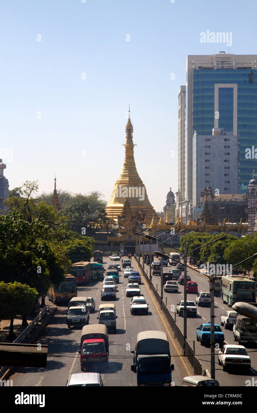 Sule Paya Road befindet sich im Herzen der Innenstadt (Rangoon) Yangon, Myanmar (Burma). Stockfoto