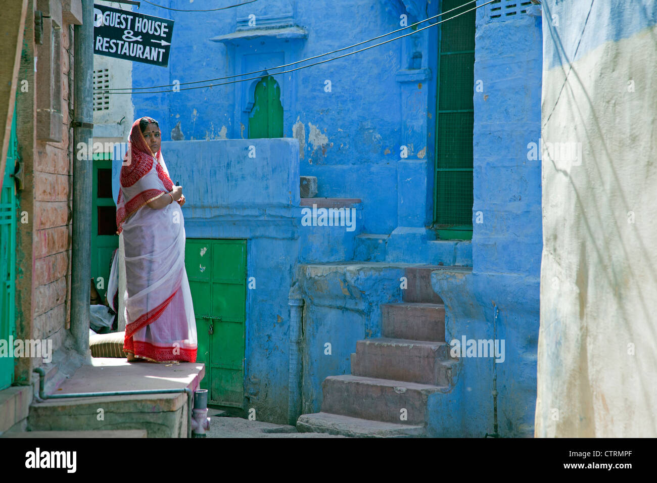 Frau trägt traditionelle Sari in die blaue Stadt Jodhpur, Rajasthan, Indien Stockfoto