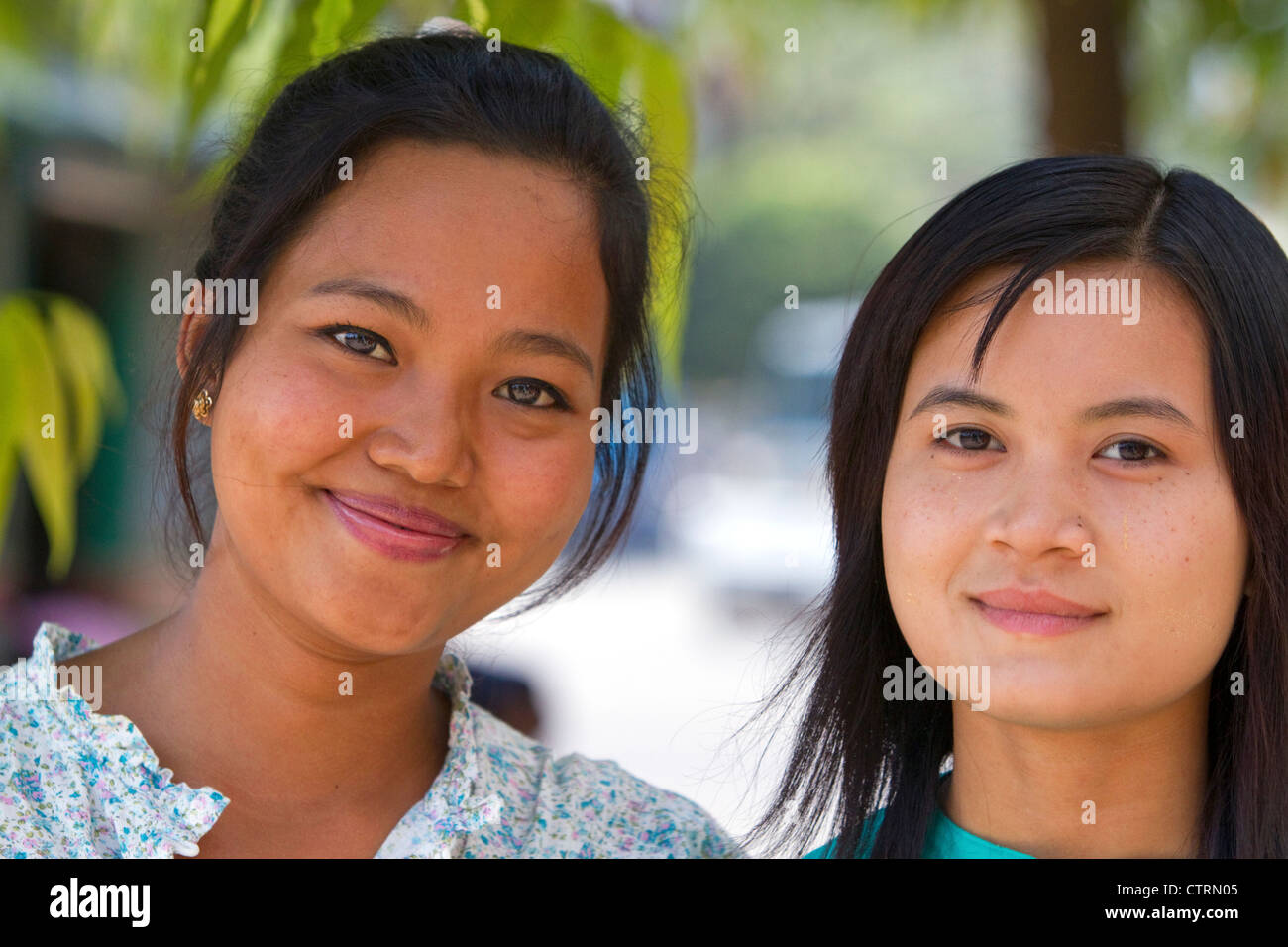 Porträt von zwei burmesischen Mädchen in Yangon (Rangoon), Myanmar (Burma). Stockfoto