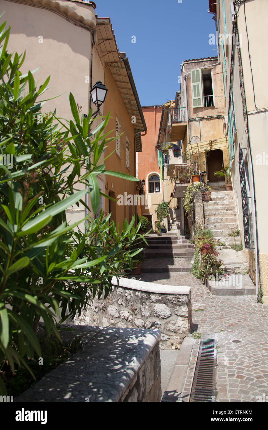 Stadt von Villefranche, Frankreich. Malerischen Innenhof in der Nähe von Rue de Eglise. Stockfoto