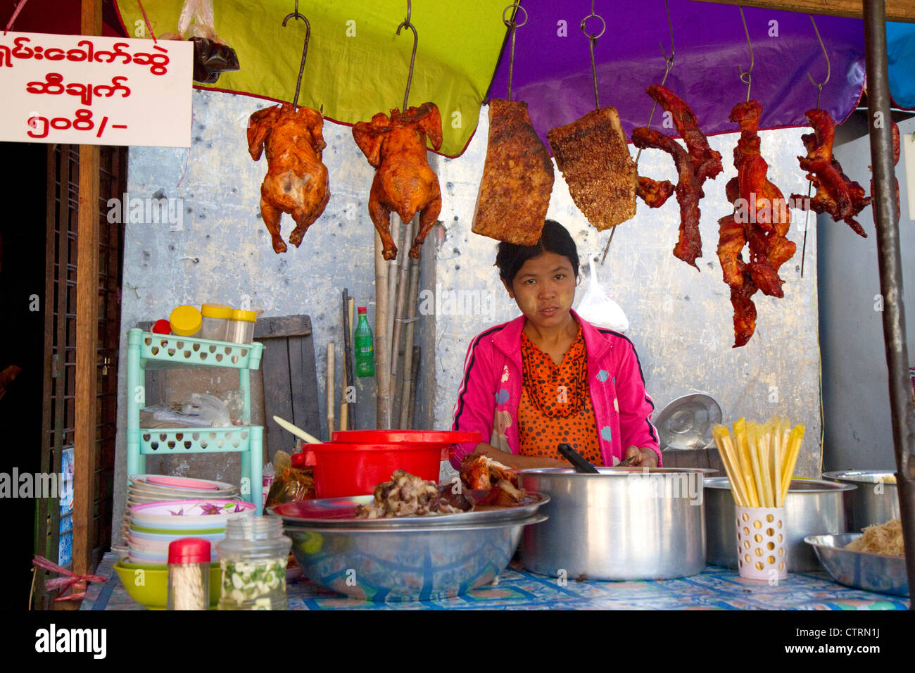 Streetfood Anbieter verkaufen verschiedene Fleischsorten in Yangon (Rangoon), Myanmar (Burma). Stockfoto