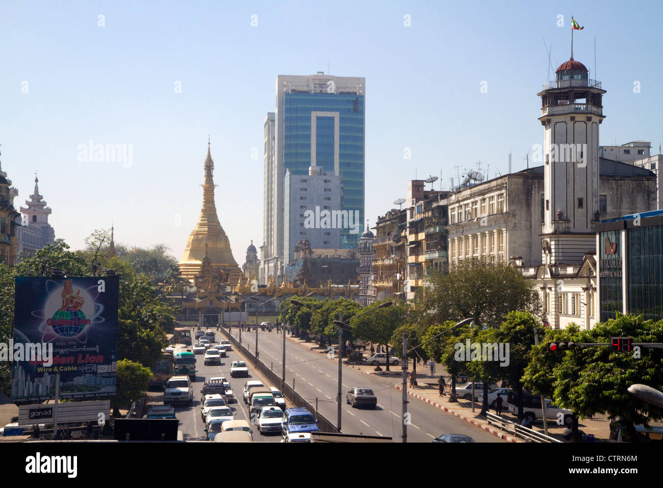 Sule Paya Road befindet sich im Herzen der Innenstadt (Rangoon) Yangon, Myanmar (Burma). Stockfoto