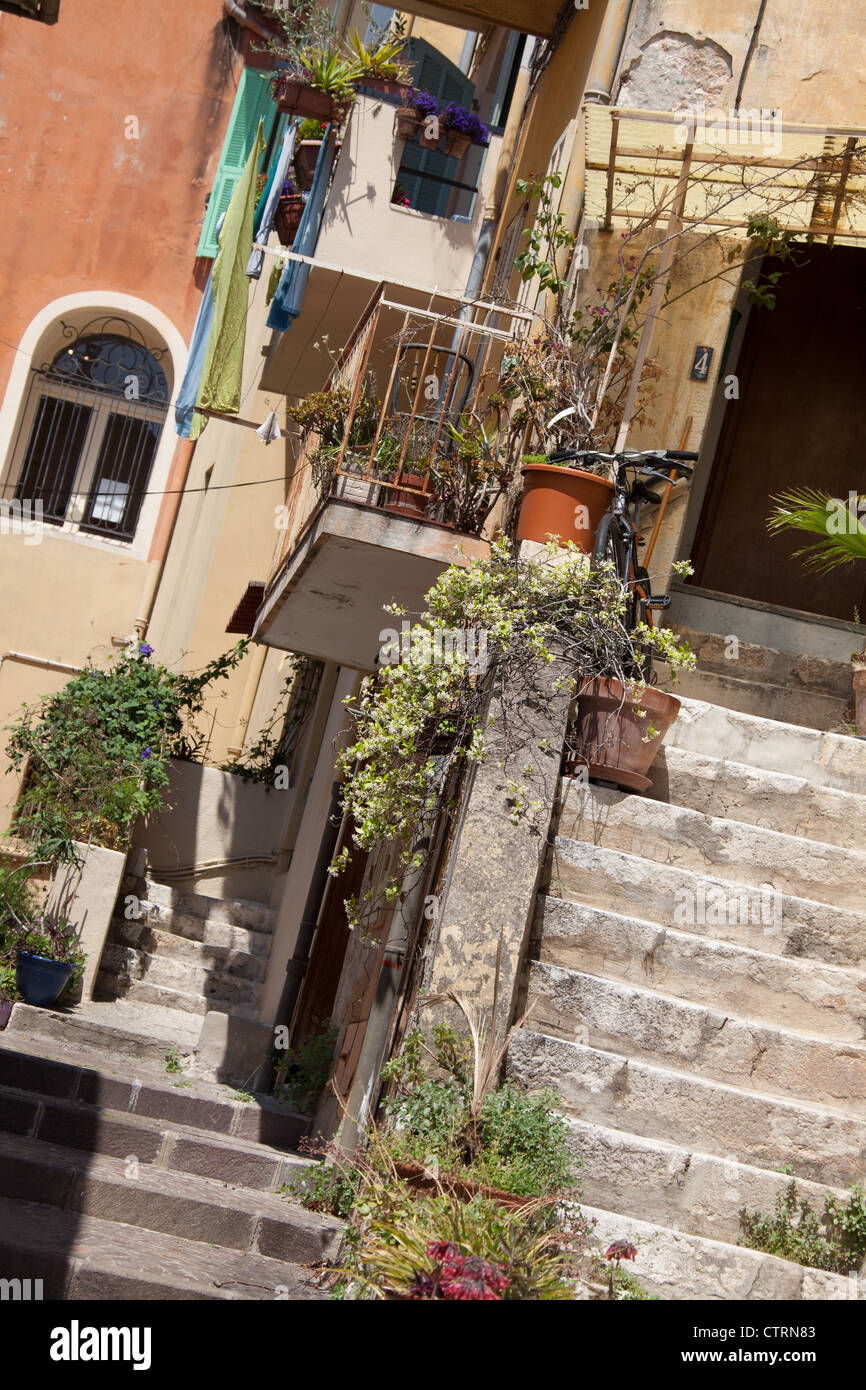 Stadt von Villefranche, Frankreich. Malerischen Innenhof in der Nähe von Rue de Eglise. Stockfoto