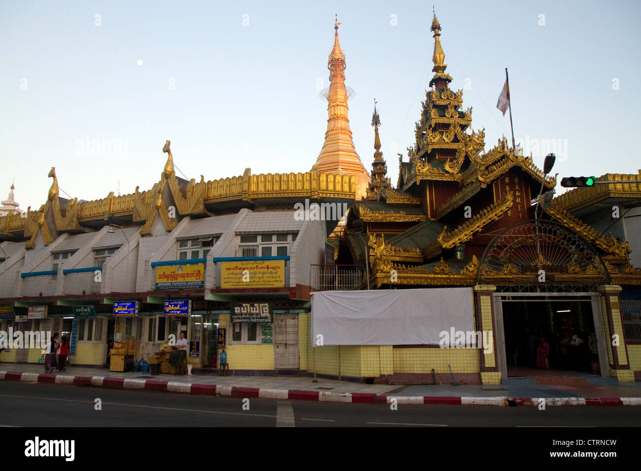 Sule Paya befindet sich im Herzen der Innenstadt (Rangoon) Yangon, Myanmar (Burma). Stockfoto