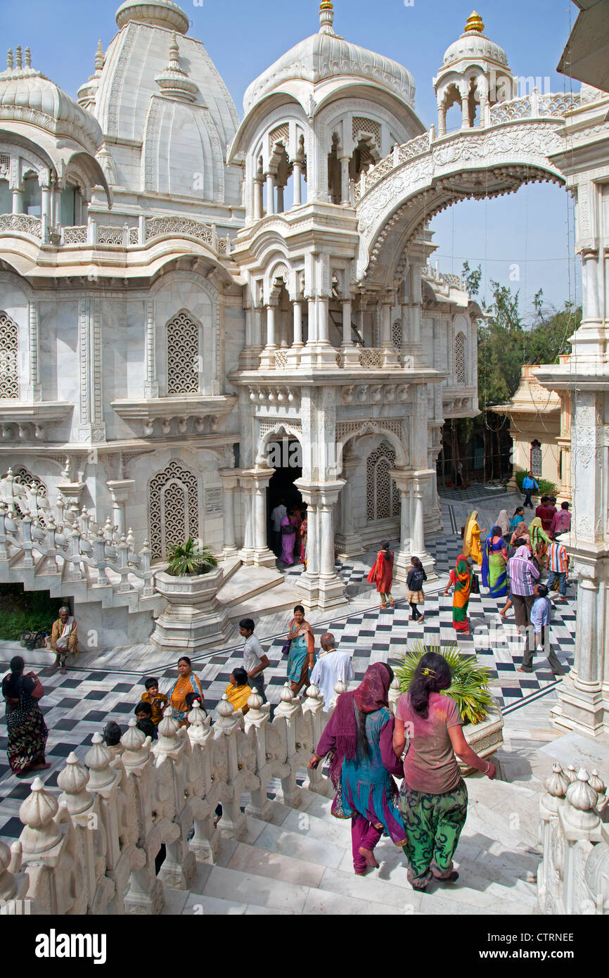 Touristen besuchen Sri Krishna Balaram Mandir, einem Gaudiya Vaishnava-Tempel in der Heiligen Stadt Vrindavan, Uttar Pradesh, Indien Stockfoto