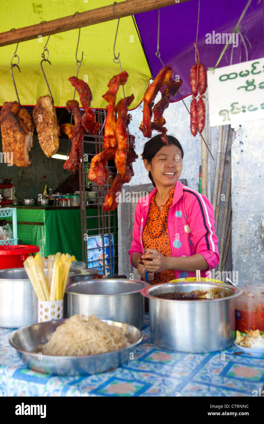 Streetfood Anbieter verkaufen verschiedene Fleischsorten in Yangon (Rangoon), Myanmar (Burma). Stockfoto