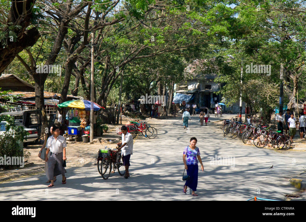 Straßenszene in Yangon (Rangoon), Myanmar (Burma). Stockfoto