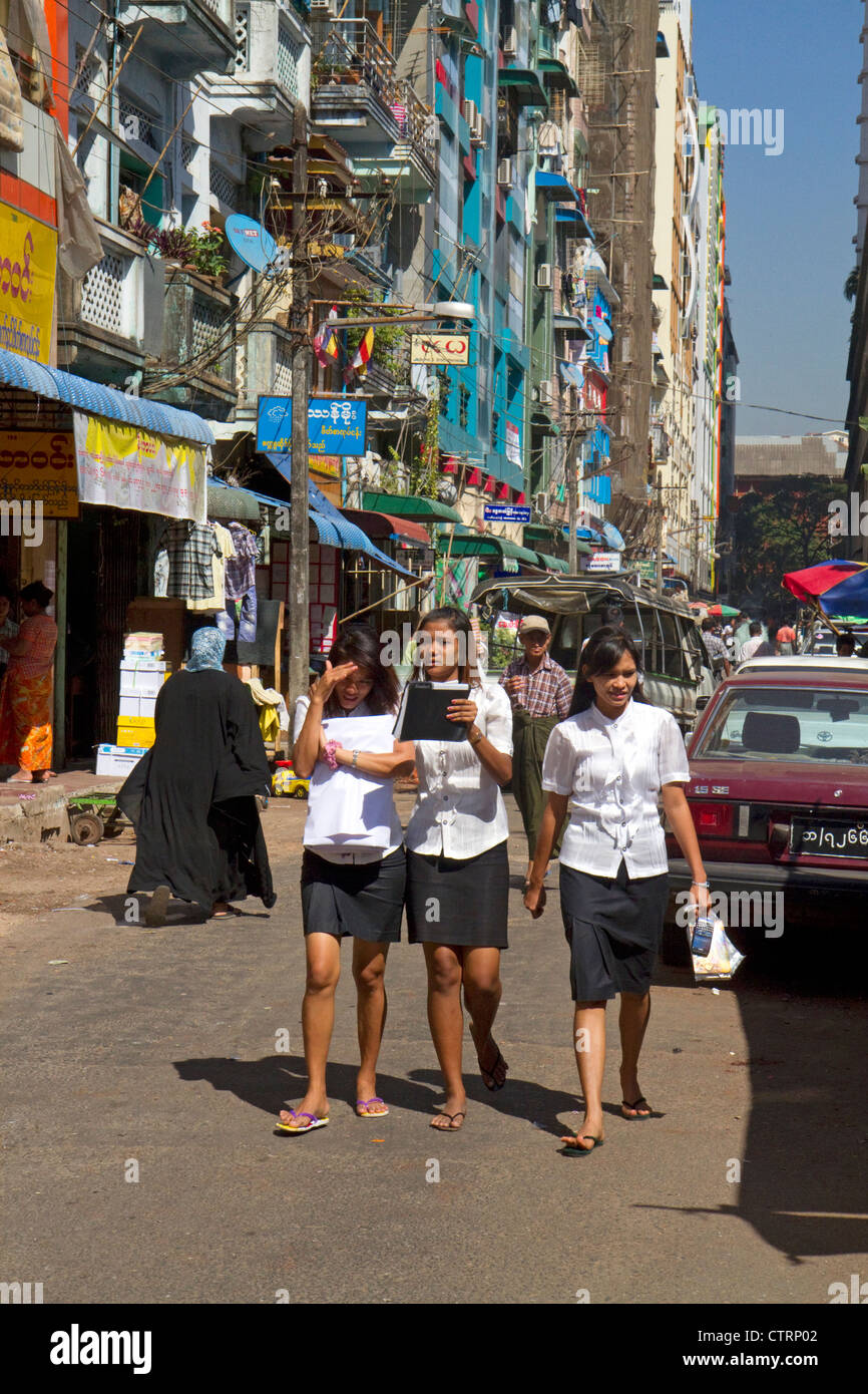 Straßenbild und Fußgänger in zentralen Yangon (Rangoon), Myanmar (Burma). Stockfoto