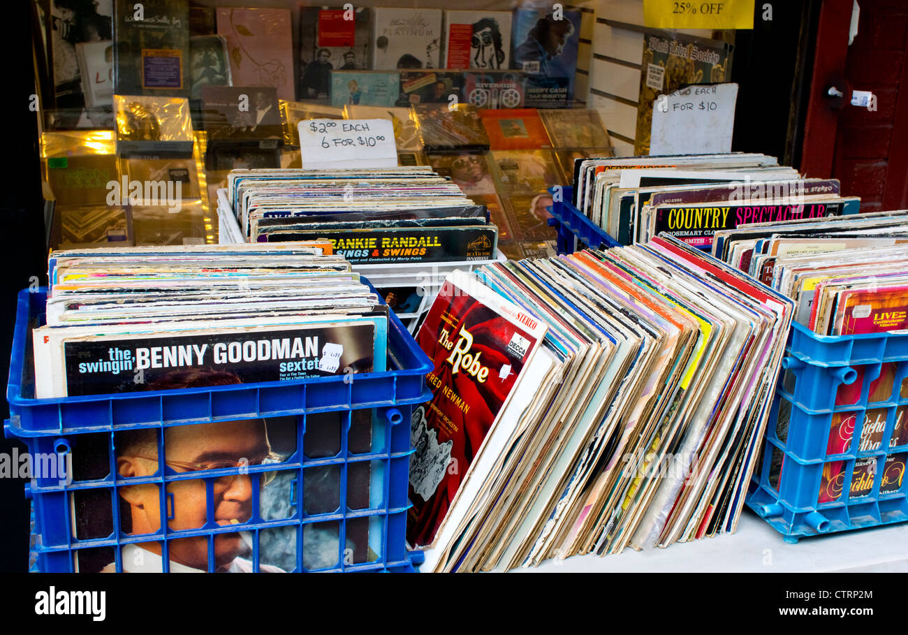Verwendet 33 1/3 LP (Longplay) Datensätze für den Verkauf in einem Geschäft in Greenwich Village, New York City Stockfoto