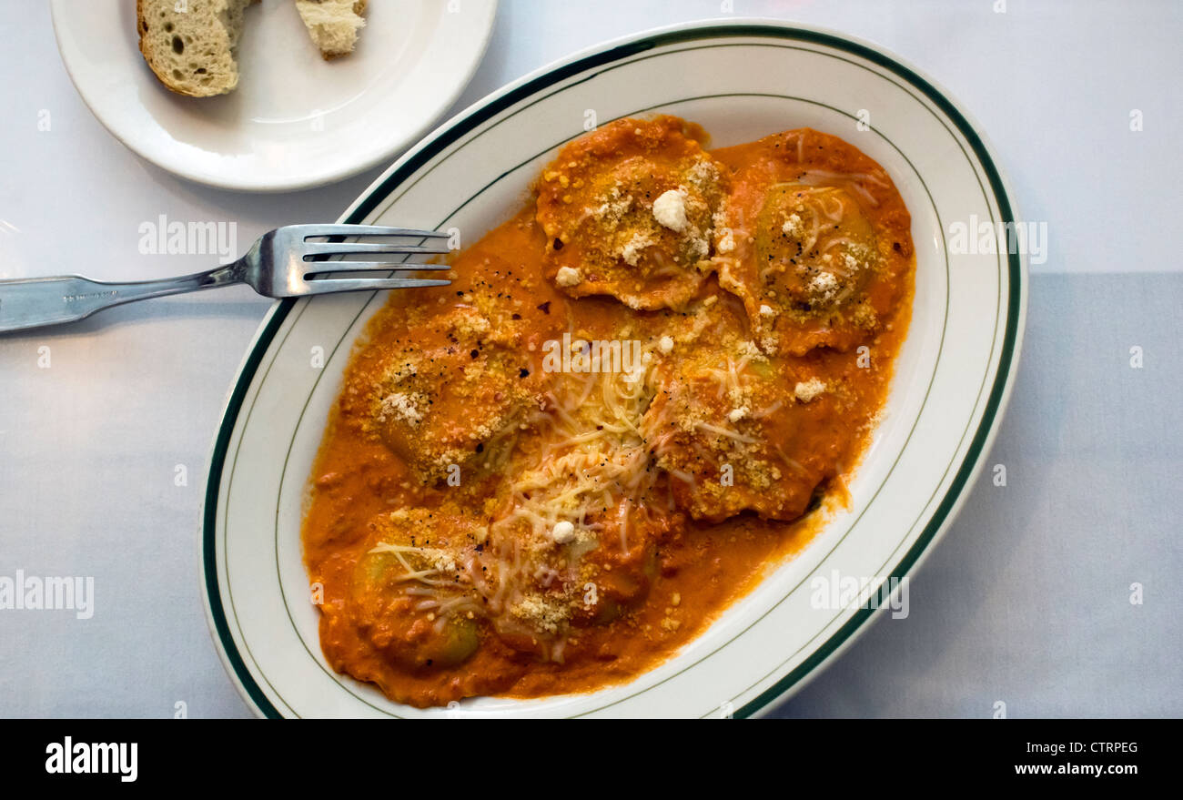 Ravioli gefüllt mit Spinat und Käse Stockfoto