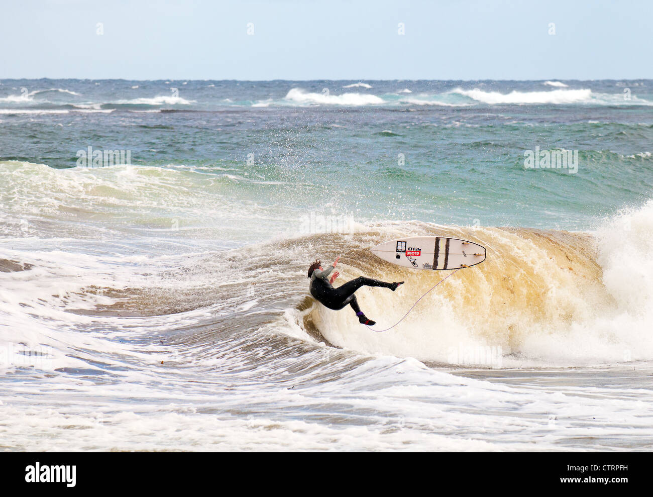Ein Surfer vor der Küste von Margaret River Region in Western Australia. Stockfoto
